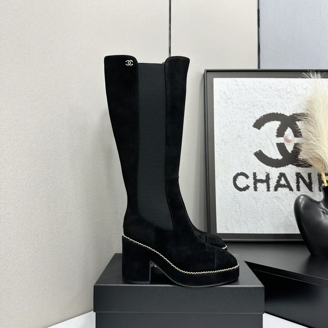👟👟Ex-factory price 960👟👟 CHANEL Xiaoxiang 2024 autumn and winter sheepskin boots high boots knight boots The version is also the basic version of the Martin boots, neat and handsome. The upper is made of cowhide, super soft against the skin, wide and full, handsome and comfortable. The lining is soft water-dyed cowhide. The sole is original rubber outsole. Exclusive top quality 35-39. 40 customized